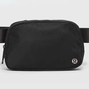 Lululemon Everywhere belt bag in black